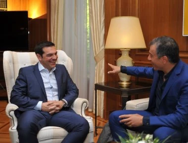 Συνάντηση Α. Τσίπρα- Σ. Θεοδωράκη: Η συζήτηση για το ποδόσφαιρο μπροστά στις τηλεοπτικές κάμερες